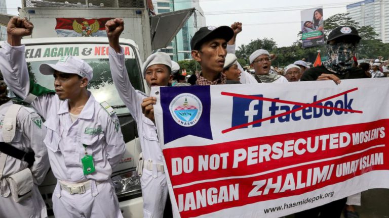 Les musulmans extrémistes indonésiens protestent contre l’interdiction des comptes Facebook
