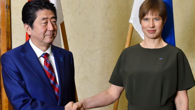 Le Premier ministre japonais entame une tournée européenne de six nations en Estonie