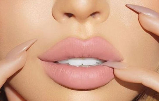 Obtenir des lèvres plus charnues: 6 astuces